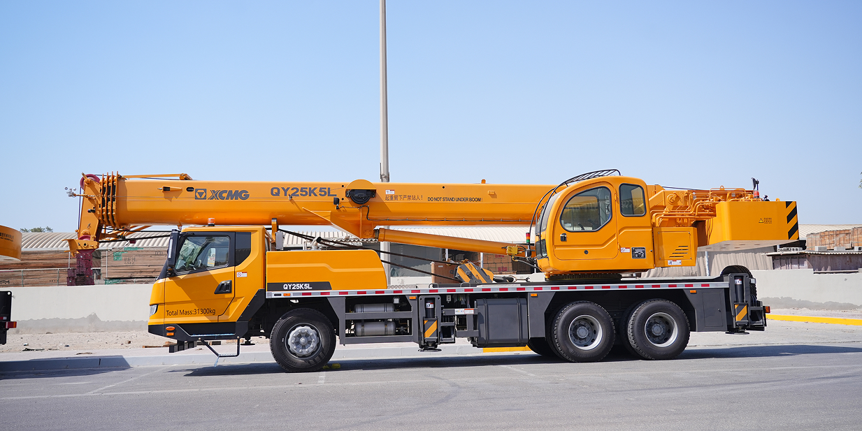 QY25K5L crane lifting material on site